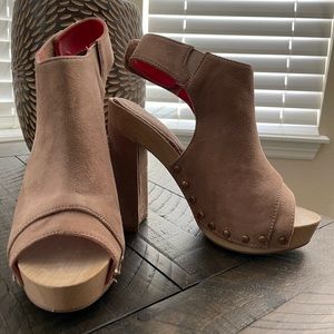 size 6 faux suede Reneeze platform